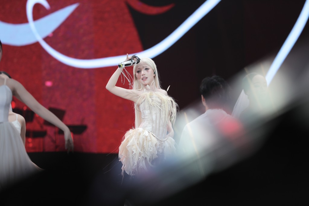 “Mỹ nhân tóc trắng” Phùng Khánh Linh đẹp ma mị, quyến rũ khi xuất hiện tại GENFest