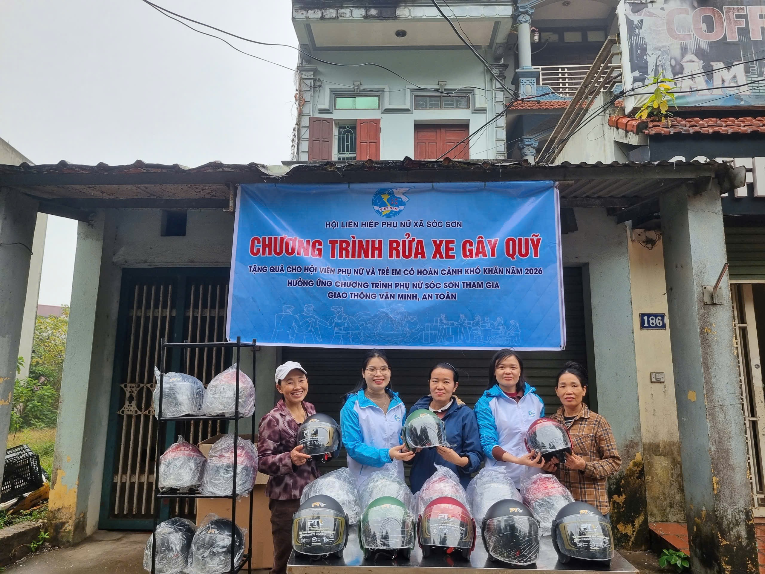 Rửa xe gây quỹ, hỗ trợ phụ nữ khó khăn xã Sóc Sơn