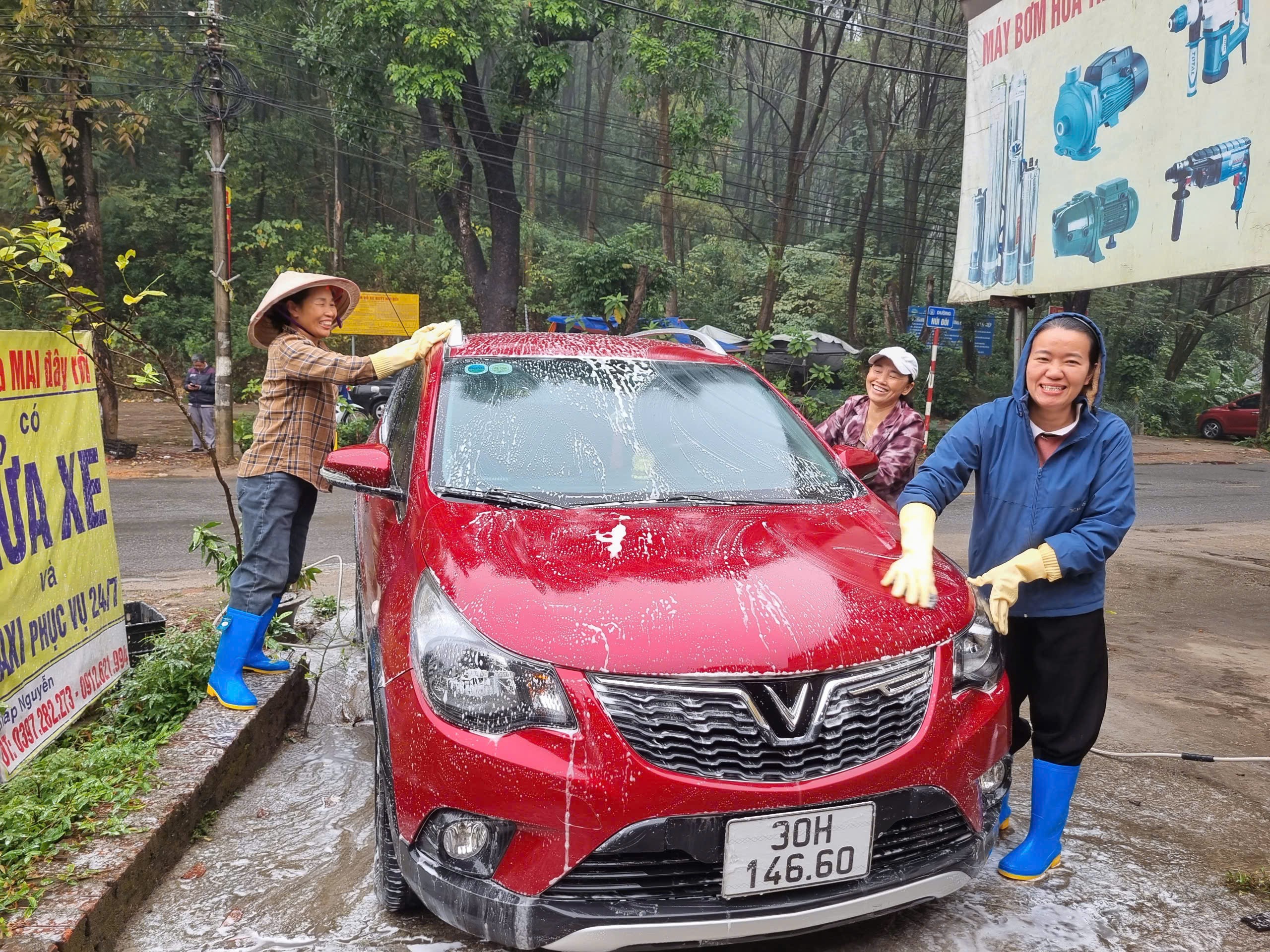 Rửa xe gây quỹ, hỗ trợ phụ nữ khó khăn xã Sóc Sơn