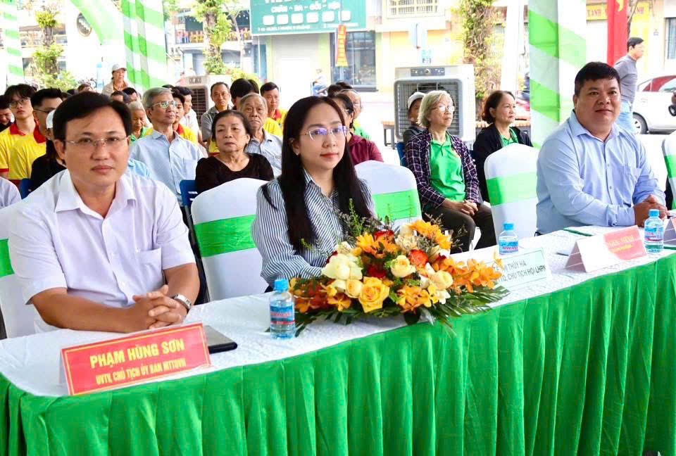 Đồng chí Phạm Hùng Sơn, Chủ tịch Ủy ban MTTQ Việt Nam phường Thủ Dầu Một cũng đại diện lãnh đạo phường, lãnh đạo Bệnh viện Mắ