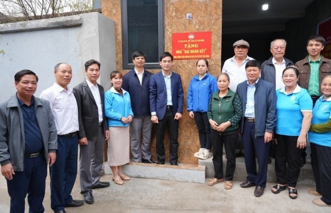 MTTQ Việt Nam xã Phù Đổng trao nhà Đại đoàn kết cho gia đình khó khăn