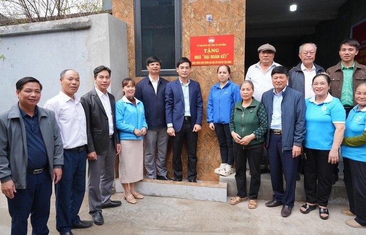 MTTQ Việt Nam xã Phù Đổng trao nhà Đại đoàn kết cho gia đình khó khăn