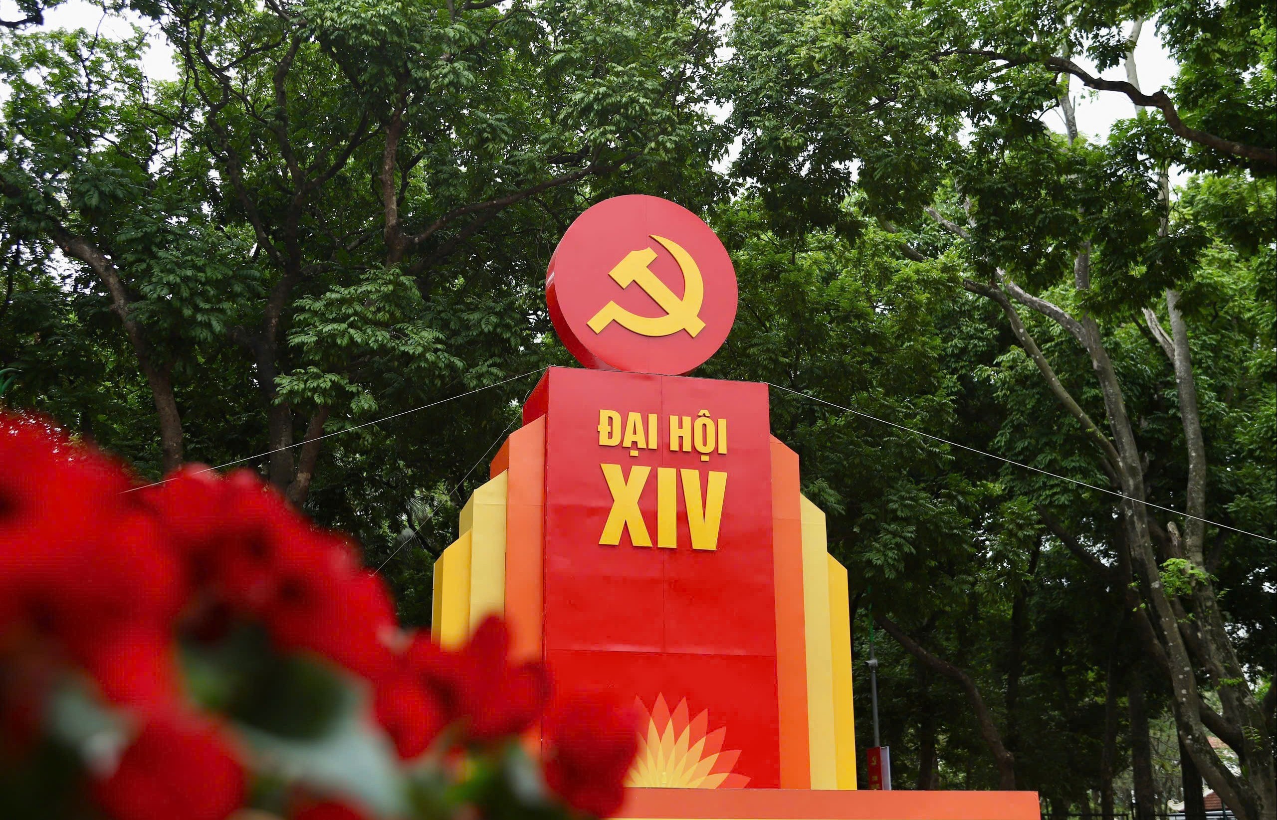 Phố phường Hà Nội đỏ rực màu cờ mừng Đại hội XIV của Đảng