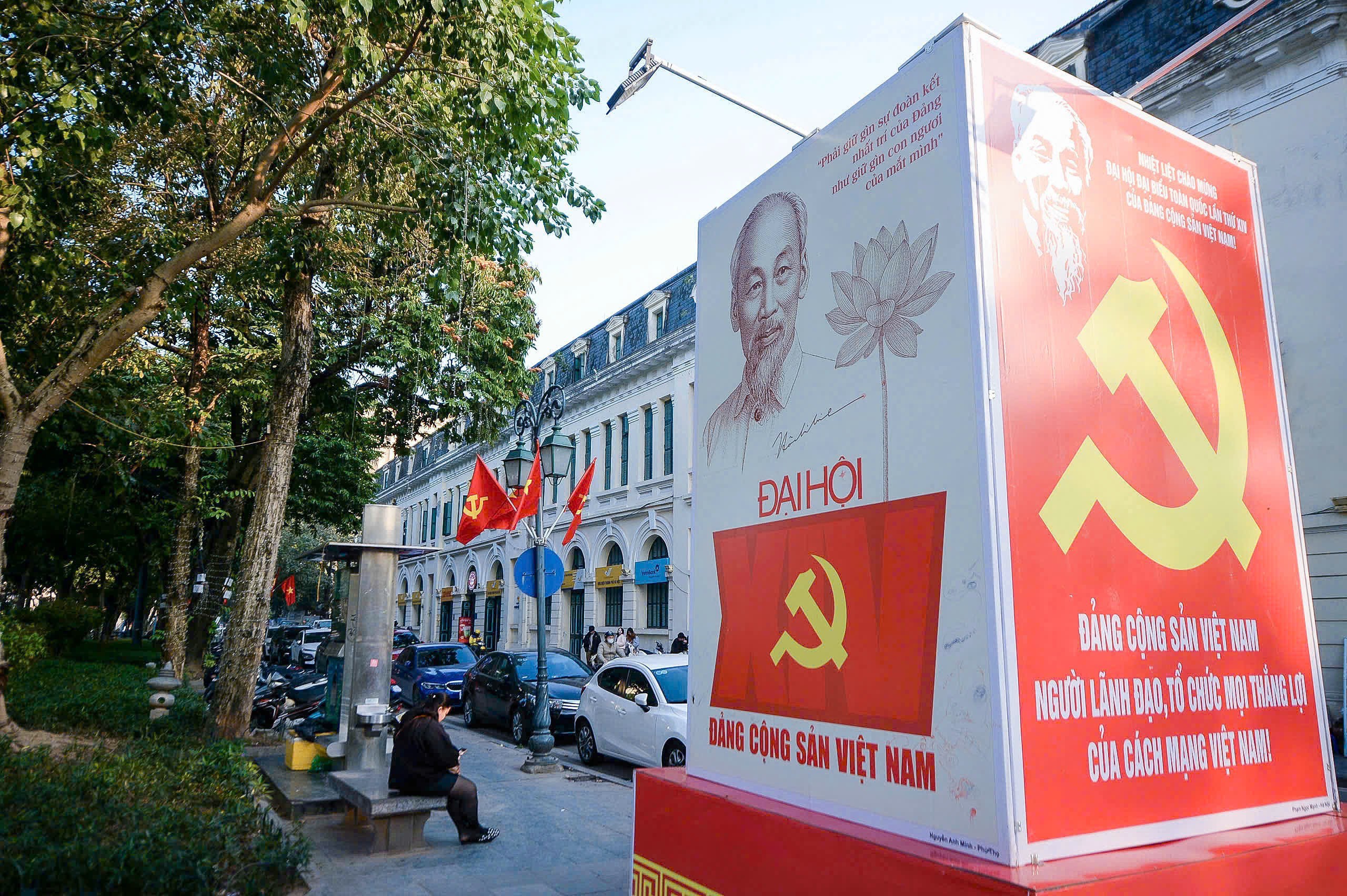 Phố phường Hà Nội đỏ rực màu cờ mừng Đại hội XIV của Đảng