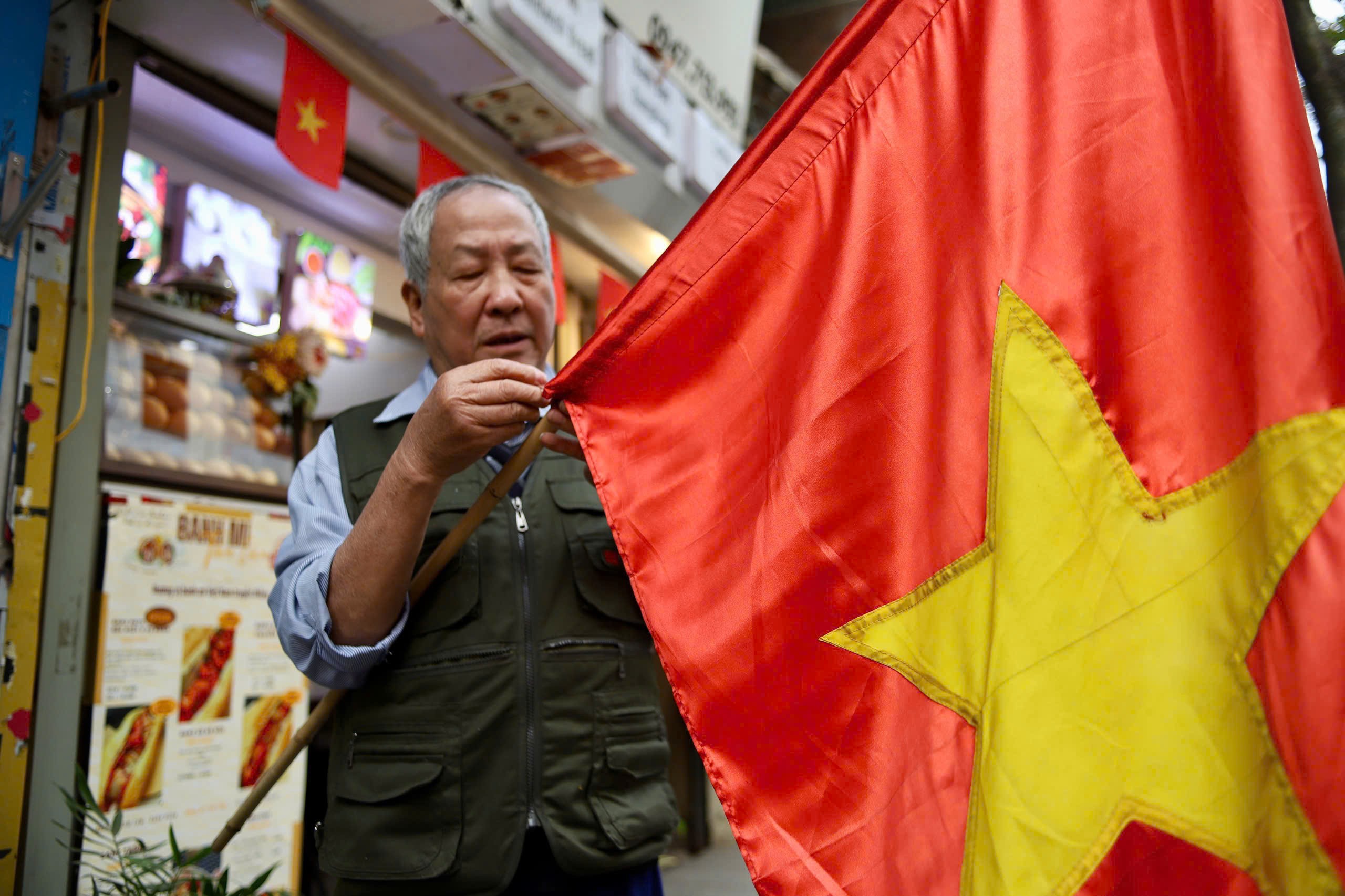 Phố phường Hà Nội đỏ rực màu cờ mừng Đại hội XIV của Đảng