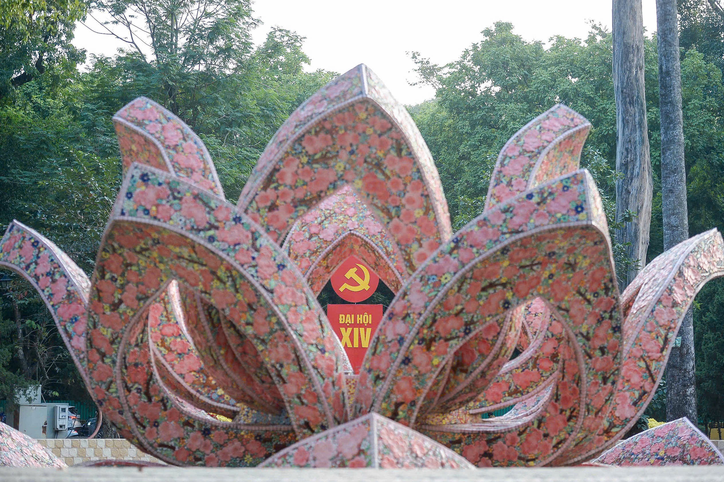 Phố phường Hà Nội đỏ rực màu cờ mừng Đại hội XIV của Đảng