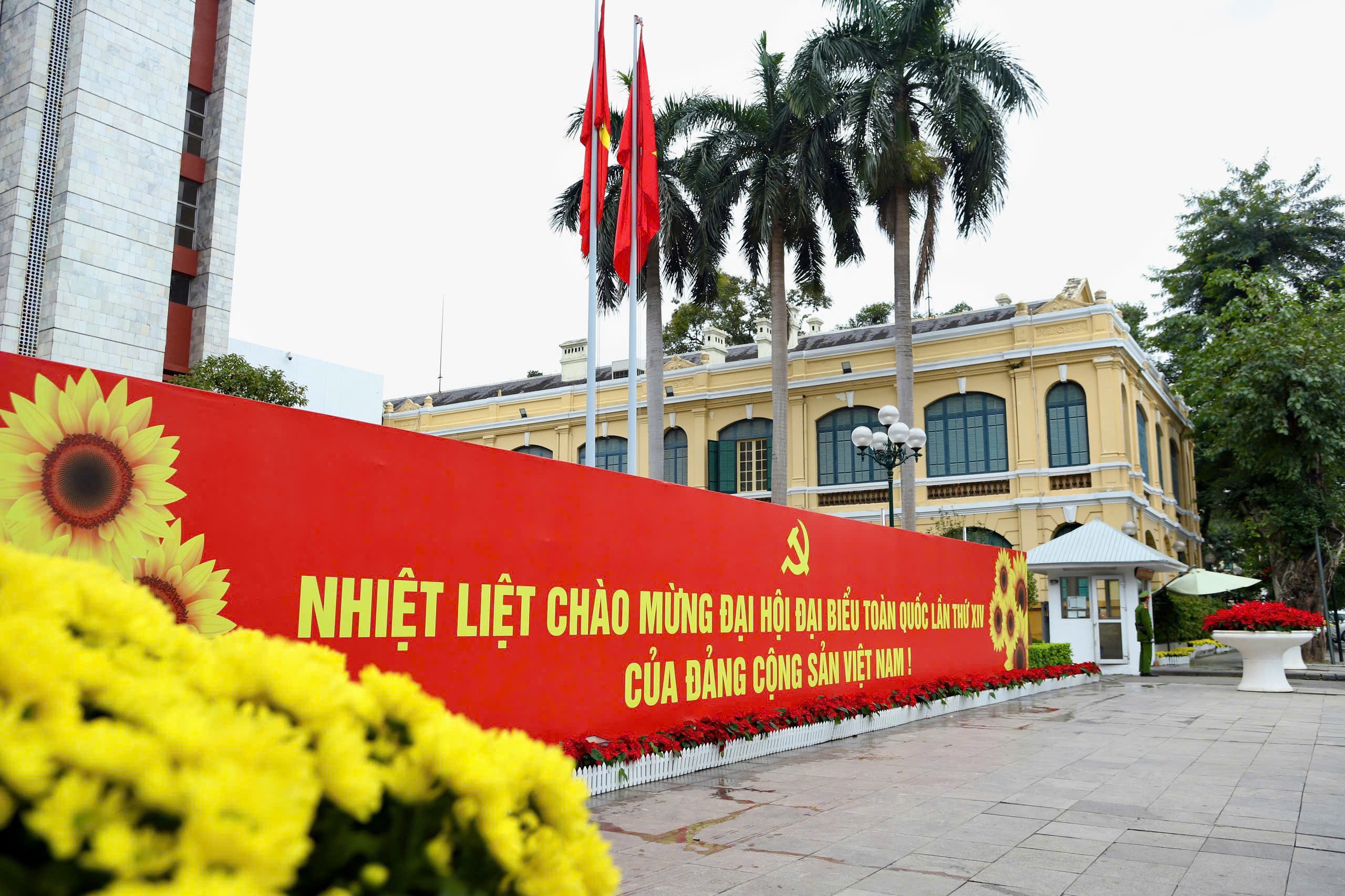 Phố phường Hà Nội đỏ rực màu cờ mừng Đại hội XIV của Đảng