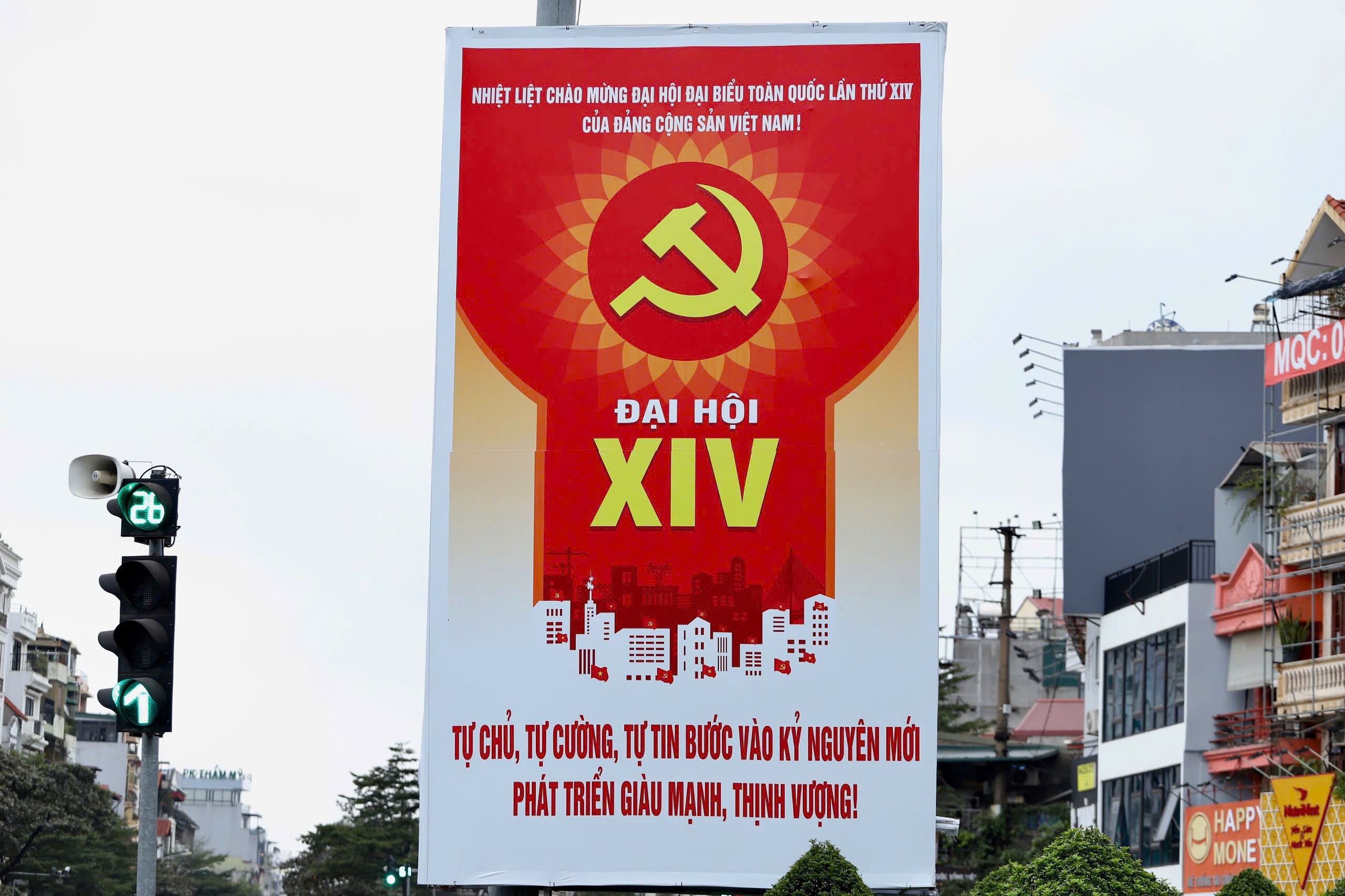 Pano, áp phích, biểu trưng Đại hội XIV được trang hoàng trên các tuyến phố