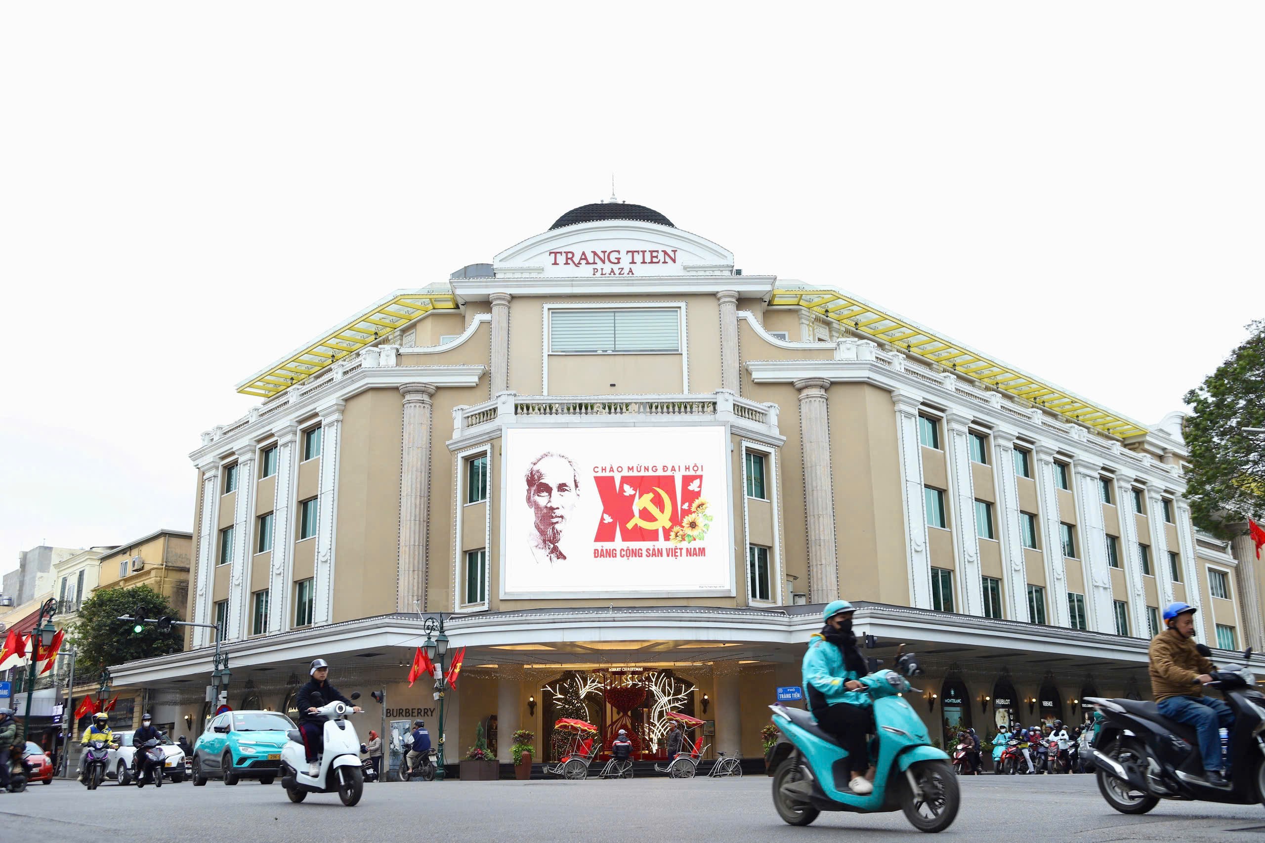 Việc trang trí cảnh quan đô thị vừa tạo diện mạo khang trang cho Thủ đô, vừa thắt chặt tinh thần đại đoàn kết toàn dân trên chặng đường phát triển mới của đất nước.