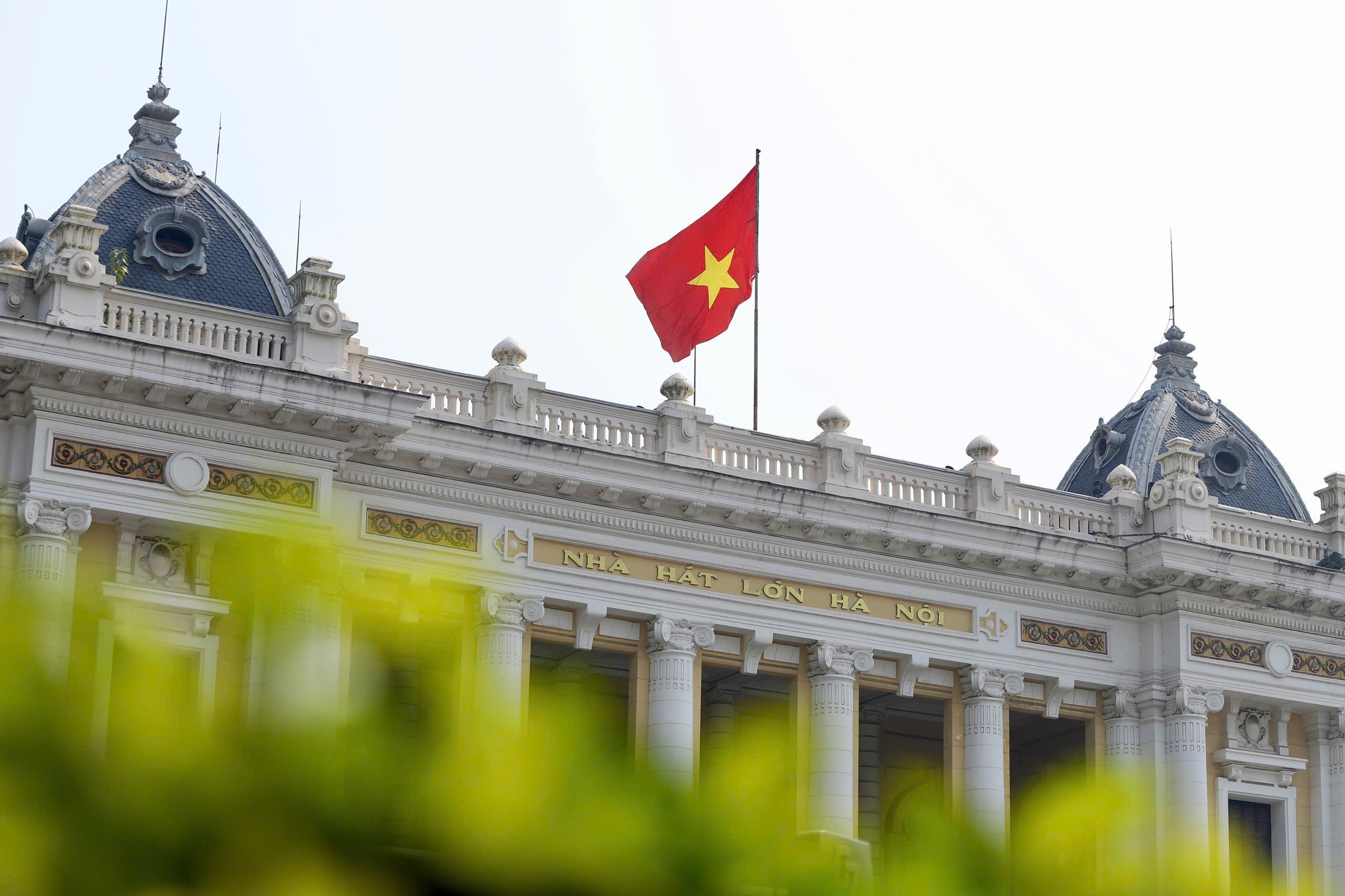 Trụ sở Nhà hát lớn Hà Nội được trang trí cờ, pano chào mừng Đại hội. Khu vực hồ Hoàn Kiếm, dọc các tuyến Đinh Tiên Hoàng, Hàng Khay, Tràng Tiền, hệ thống băng rôn, khẩu hiệu, cờ Tổ quốc và cờ Đảng được treo đồng bộ, nổi bật trên các dãy phố