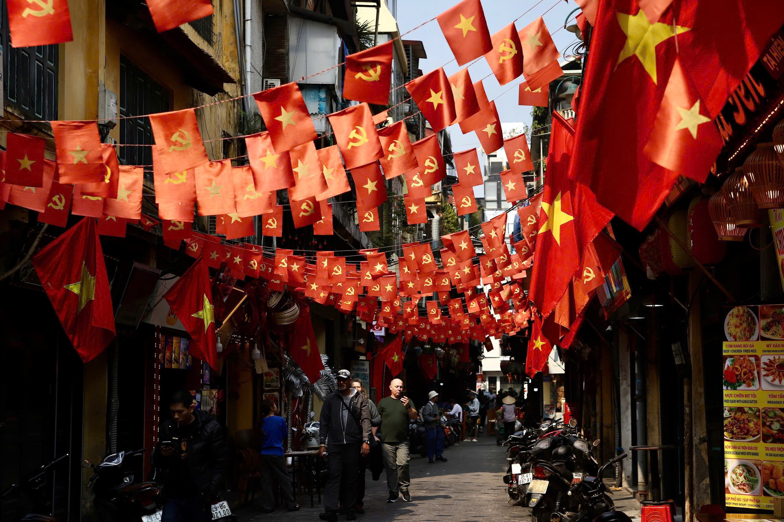 Không chỉ ở những đại lộ lớn, không khí chào mừng còn len lỏi vào từng con ngõ nhỏ, từng khu dân cư