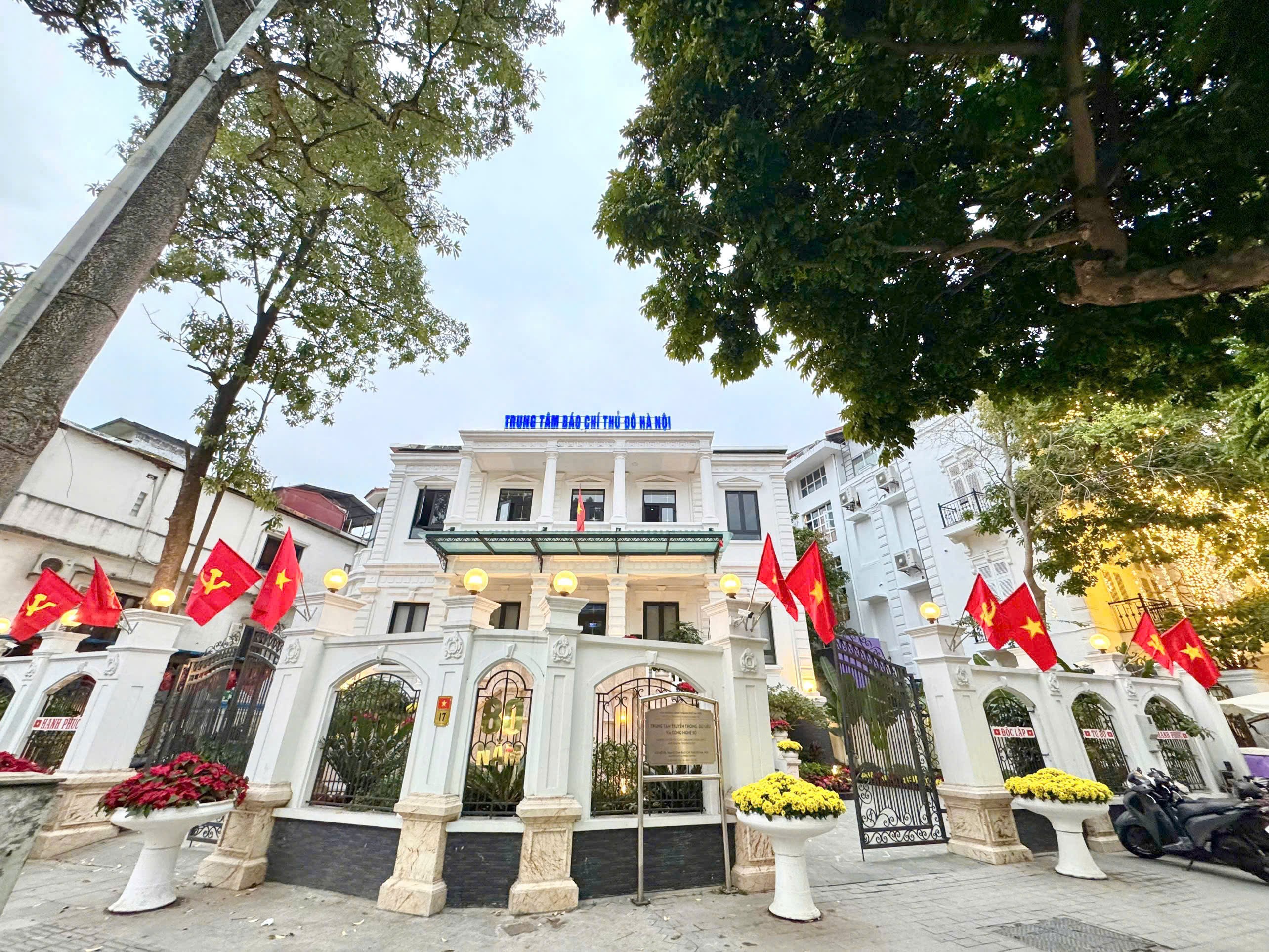 Phố phường Hà Nội đỏ rực màu cờ mừng Đại hội XIV của Đảng