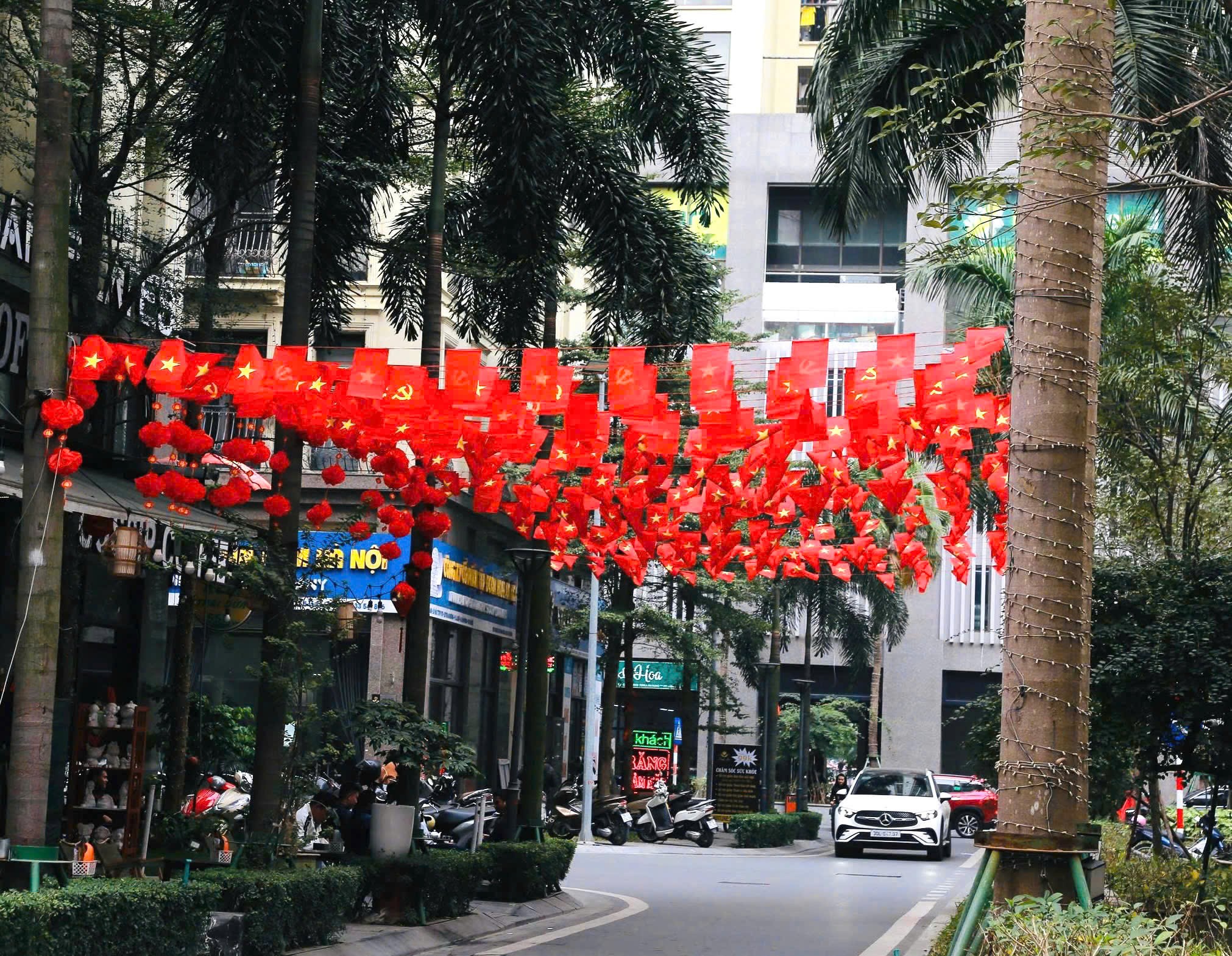 Phố phường Hà Nội đỏ rực màu cờ mừng Đại hội XIV của Đảng