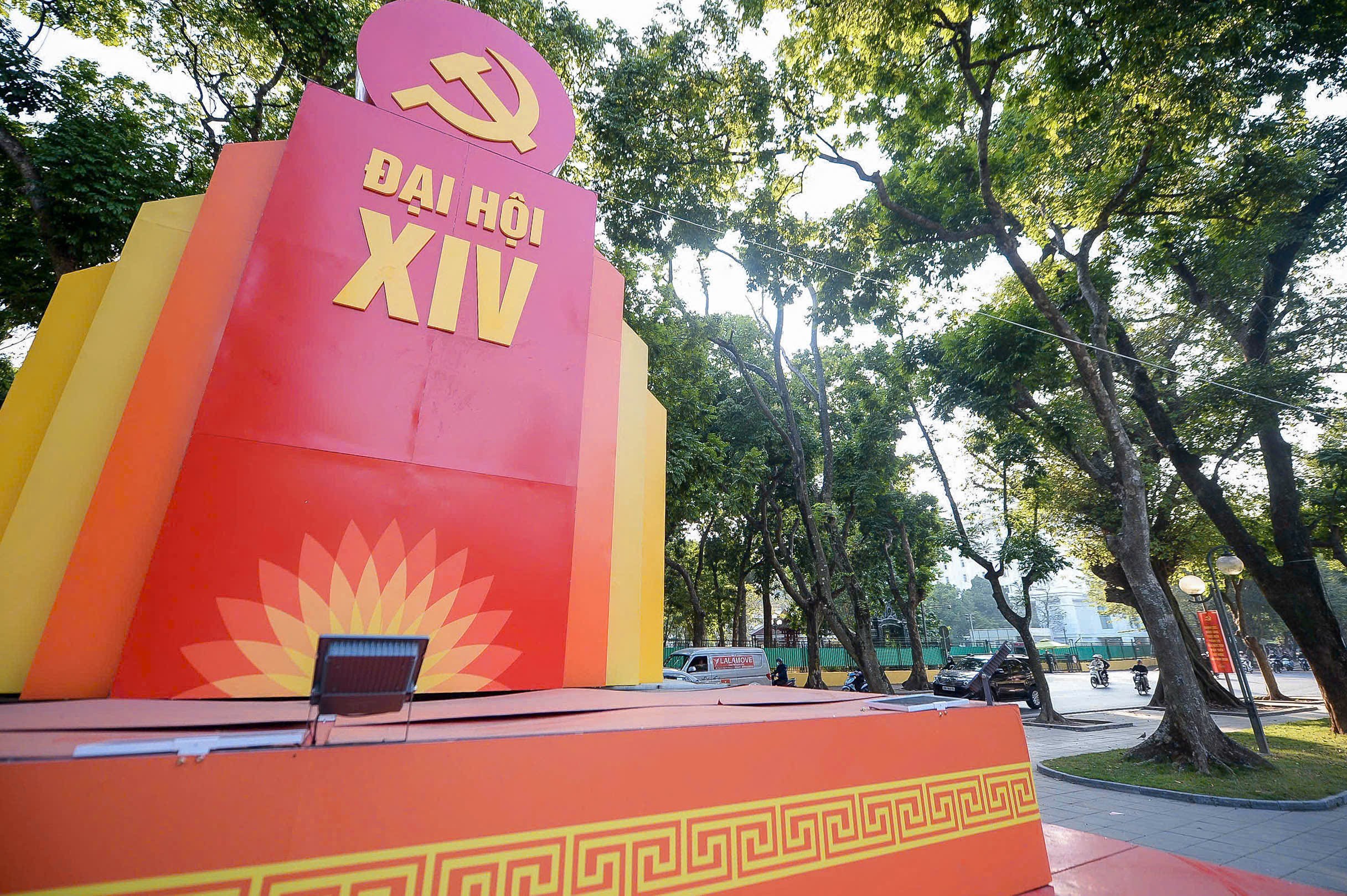 Phố phường Hà Nội đỏ rực màu cờ mừng Đại hội XIV của Đảng