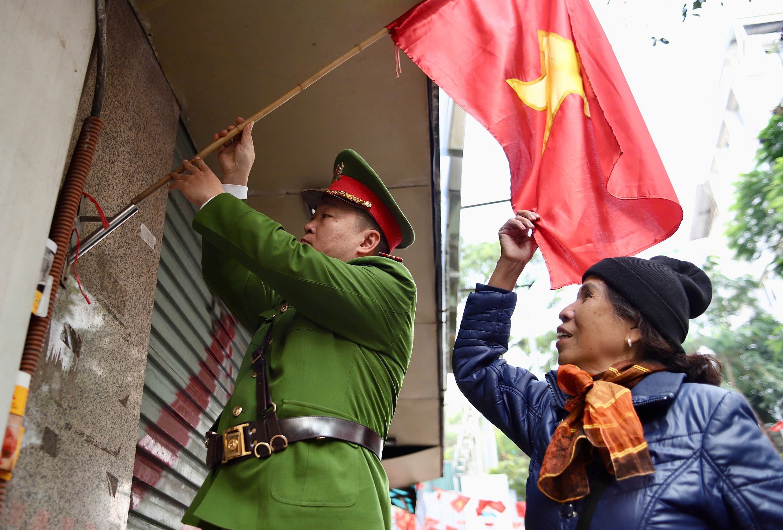 Nhiều người dân chủ động treo cờ đỏ sao vào tại khuôn viên gia đình