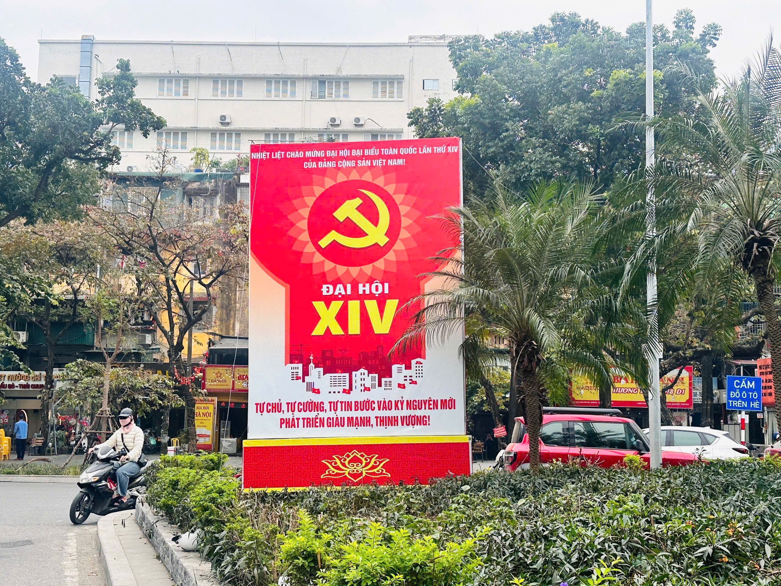 Phố phường Hà Nội đỏ rực màu cờ mừng Đại hội XIV của Đảng