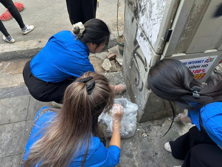 Đoàn thanh niên phường Hoàn Kiếm ra quân dọn dẹp vệ sinh môi trường tại những tuyến phố trung tâm.