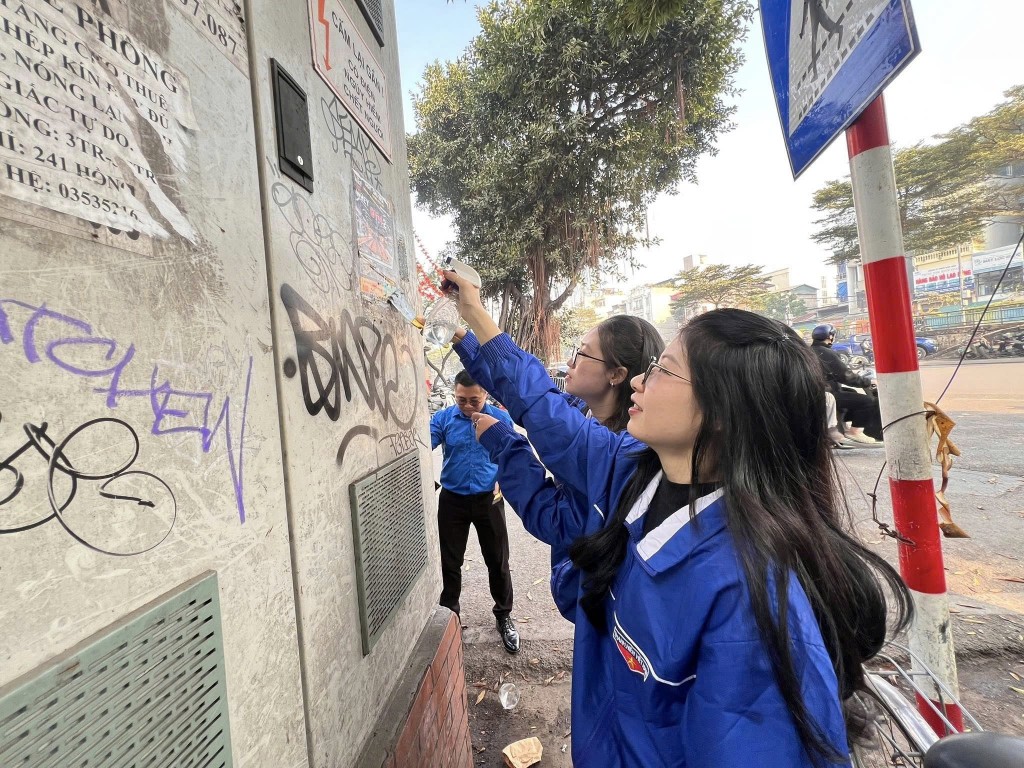 Những ngày cuối tuần, hình ảnh đoàn viên, thanh niên tham gia dọn dẹp vệ sinh môi trường, bóc xóa quảng cáo sai quy định, chỉnh trang cảnh quan đô thị đã trở nên quen thuộc trên nhiều tuyến phố trung tâm. 