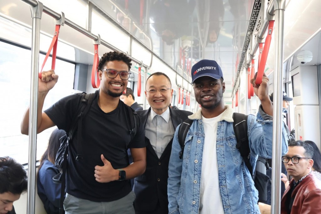 Hành khách nước ngoài hào hứng trải nghiệm tuyến đường sắt Nhổn - Ga Hà Nội