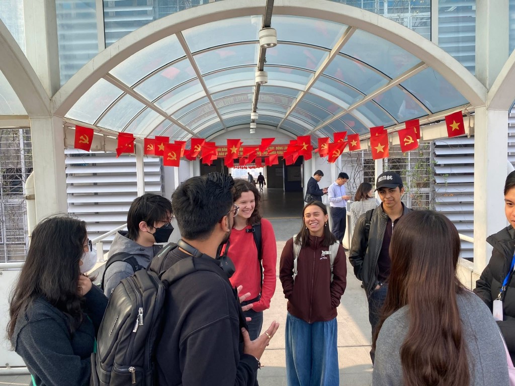 Hành khách quốc tế hào hứng trải nghiệm metro Hà Nội – phương tiện giao thông công cộng hiện đại, thân thiện và ngày càng được ưa chuộng