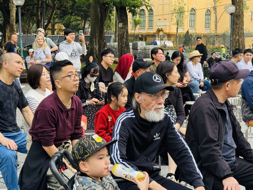 Rất nhiều khán giả đến sớm và đón đợi chương trình