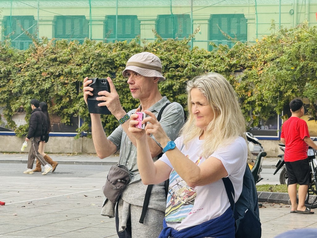 Khán giả nước ngoài thích thú ghi lại những tiết mục 