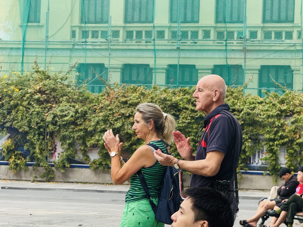 Khi tiết mục kết thúc, tất cả cùng vỗ tay giòn giã để cảm ơn nghệ sĩ và ban nhạc Bình Minh Jazz