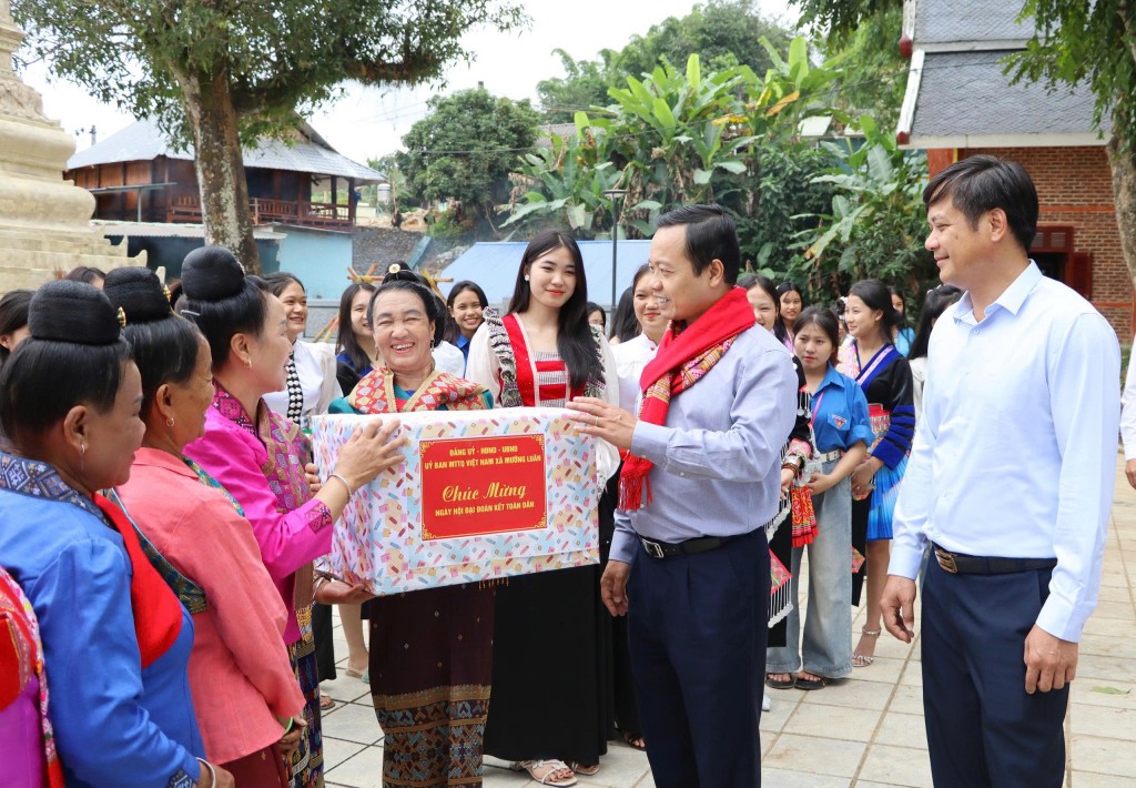 Bí thư Tỉnh ủy Trần Tiến Dũng tặng quà người dân bản Mường Luân 1, xã Mường Luân nhân ngày hội Đại đoàn kết dân tộc năm 2025