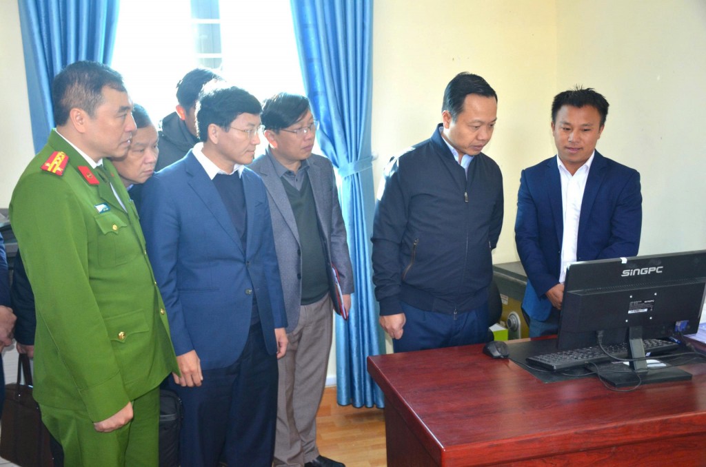 Bí thư Tỉnh ủy Trần Tiến Dũng cùng các thành viên trong đoàn công tác kiểm tra việc vận hành Trung tâm Phục vụ hành chính công xã Pu Nhi