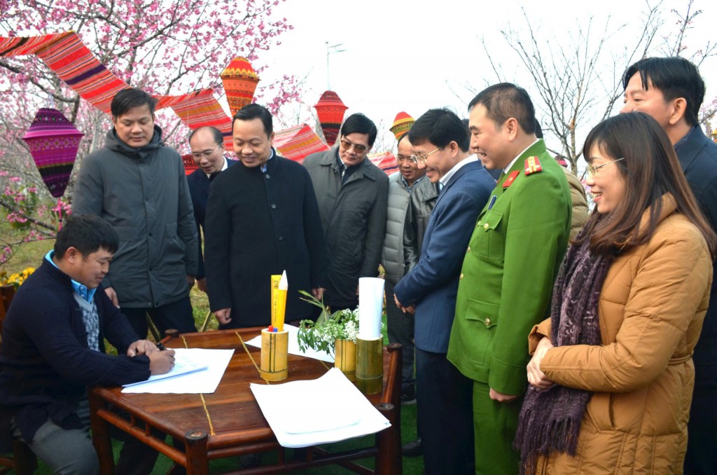 Bí thư Tỉnh ủy Trần Tiến Dũng tham quan gian trưng bày tại Lễ hội Hoa anh đào - xã Mường Phăng năm 2026
