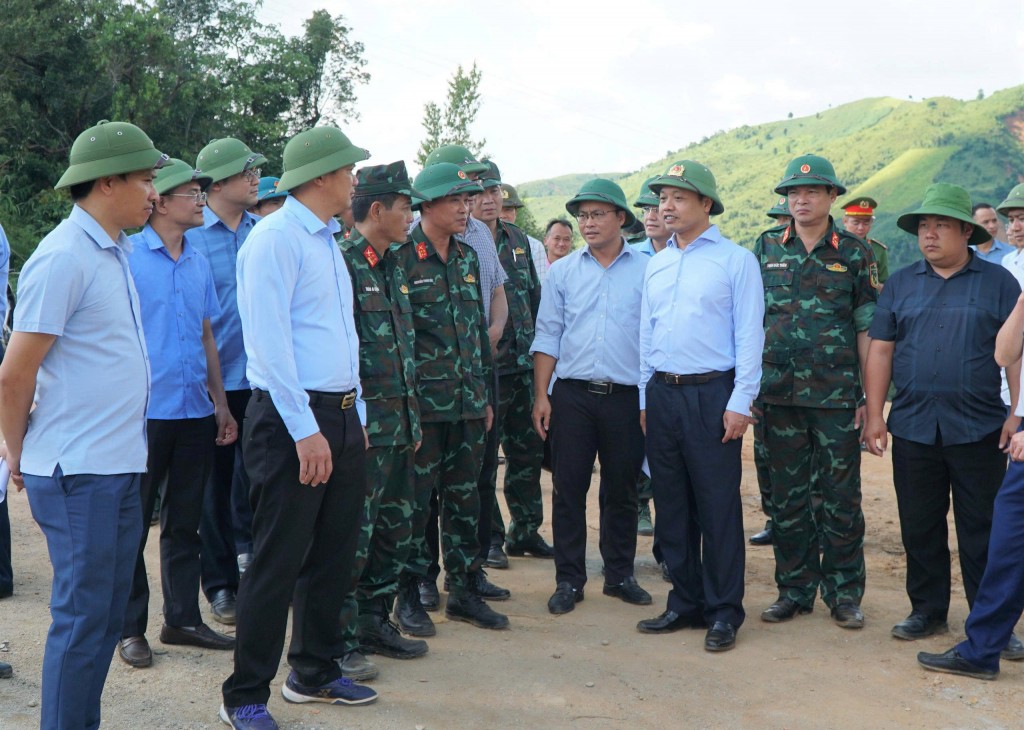 Bí thư Tỉnh ủy Trần Tiến Dũng kiểm tra, động viên các lực lượng thực hiện công tác khắc phục hậu quả thiên tai tại xã Xa Dung