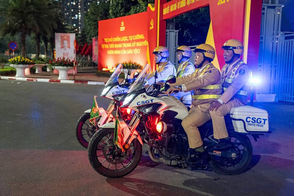 Lực lượng CSGT tổ chức tuần tra bảo đảm ANTT và TTATGT trên tuyến Đại lộ Thăng Long