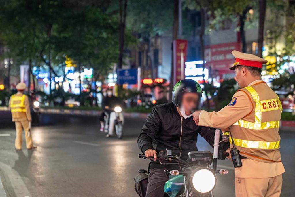 Ngoài việc tuần tra lưu động, CSGT tăng cường kiểm soát nồng độ cồn trên các tuyến trọng điểm