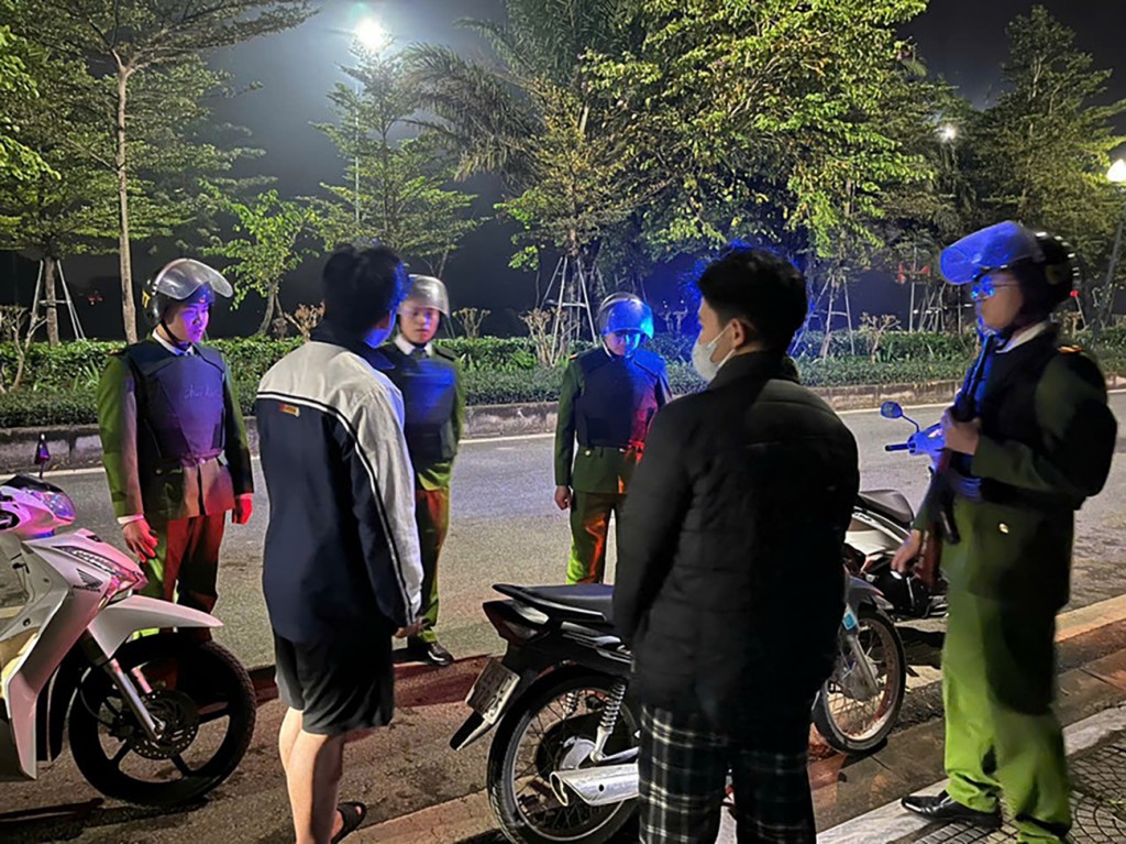 Tổ công tác kiểm tra các trường hợp nghi vấn trên đường phố