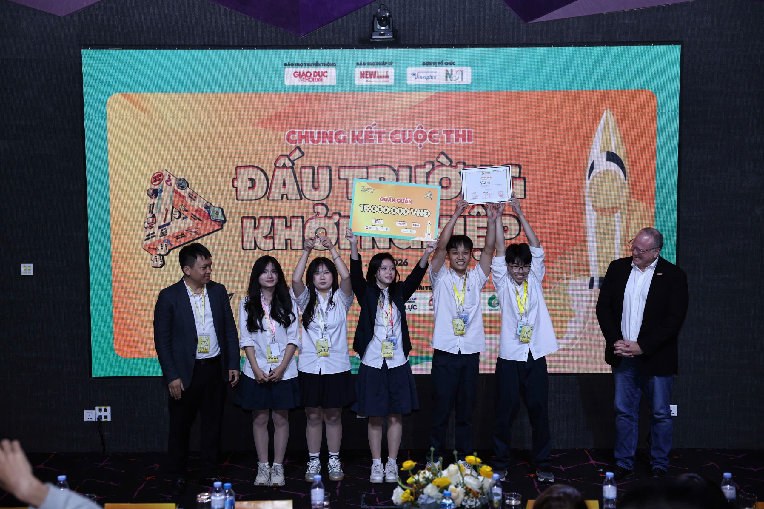 Đội thi SoulFit đến từ THPT chuyên Chu Văn An giành ngôi quán quân cuộc thi. (Ảnh: Thanh Tùng)