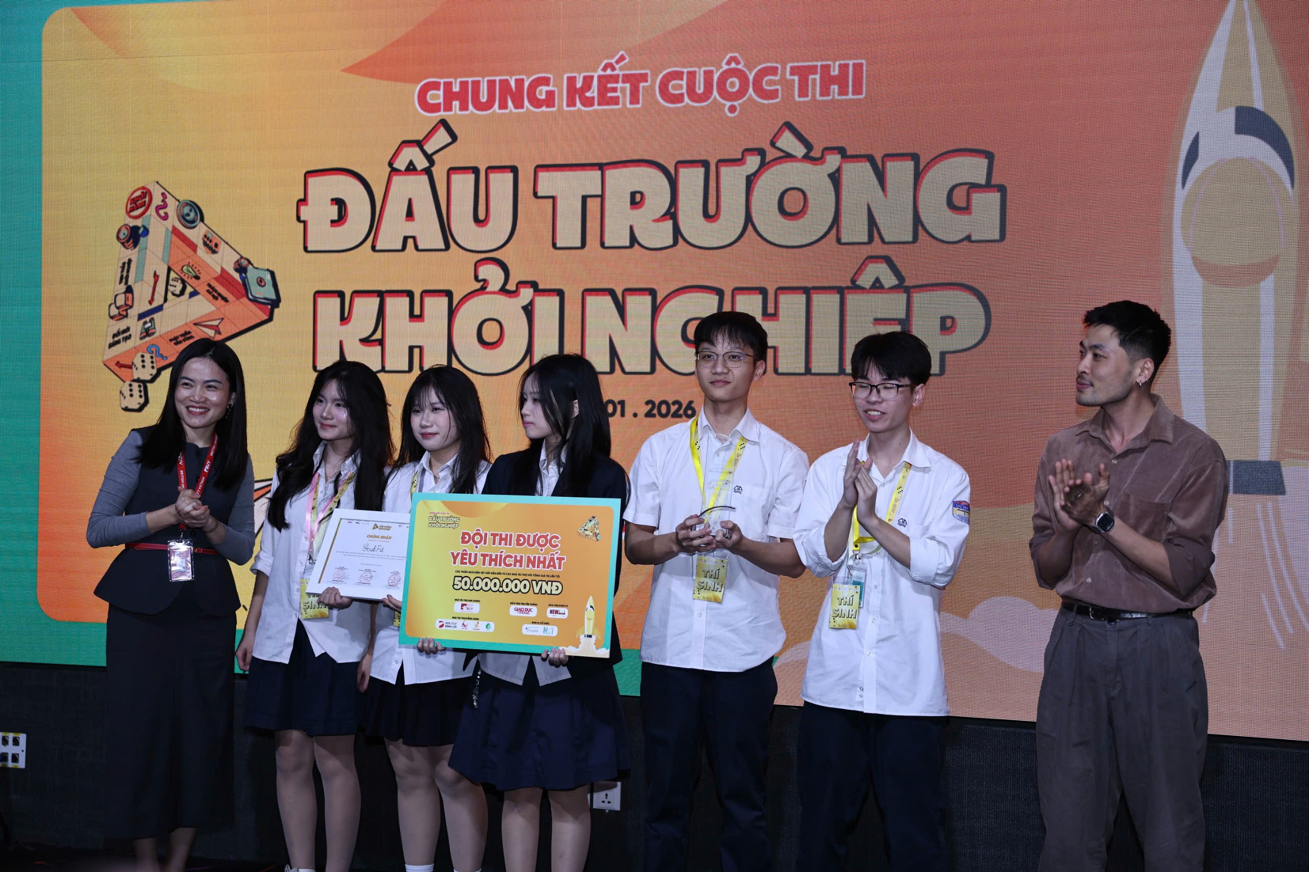 Phần thưởng hấp dẫn giành cho đội thi được yêu thích nhất. (Ảnh: Thanh Tùng)