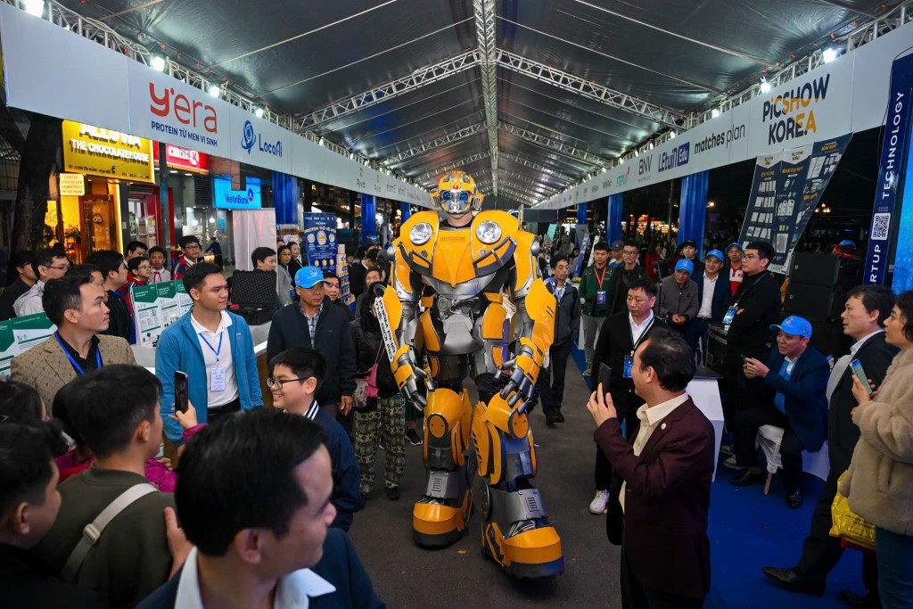 Khu vực trải nghiệm công nghệ tại Techfest 2025 được đặt ngay trên phố đi bộ Hồ Gươm, thu hút đông đảo lượt khách ghé thăm. Ảnh. Giang Huy