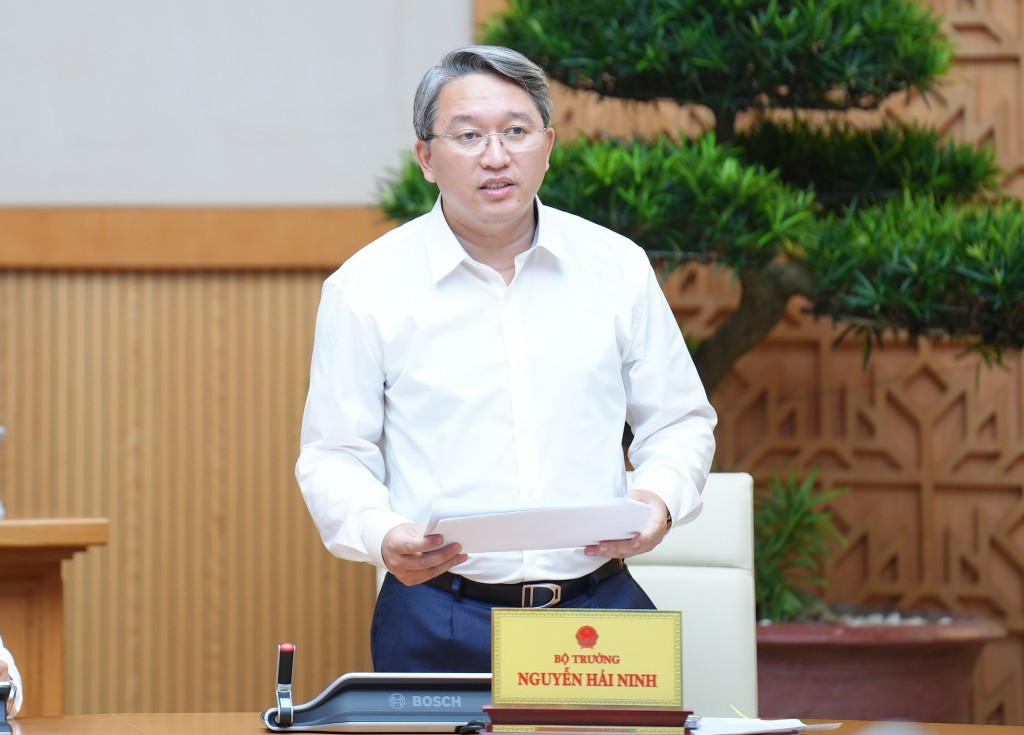 Bộ trưởng Nguyễn Hải Ninh phát biểu tại phiên họp