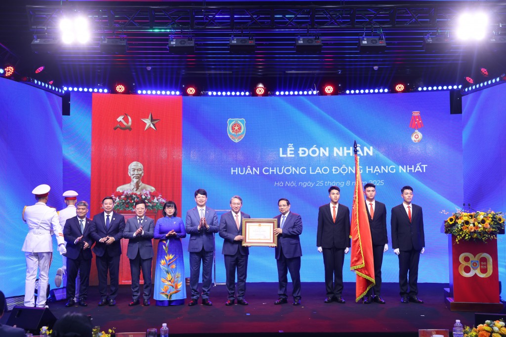 Thủ tướng Phạm Minh Chính trao Huân chương Lao động hạng Nhất cho ngành Tư pháp