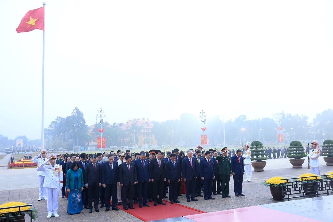 Các đồng chí lãnh đạo Đảng, Nhà nước và đại biểu dự Đại hội Đảng lần thứ XIV do Tổng Bí thư Tô Lâm dẫn đầu đặt vòng hoa, viếng Chủ tịch Hồ Chí Minh