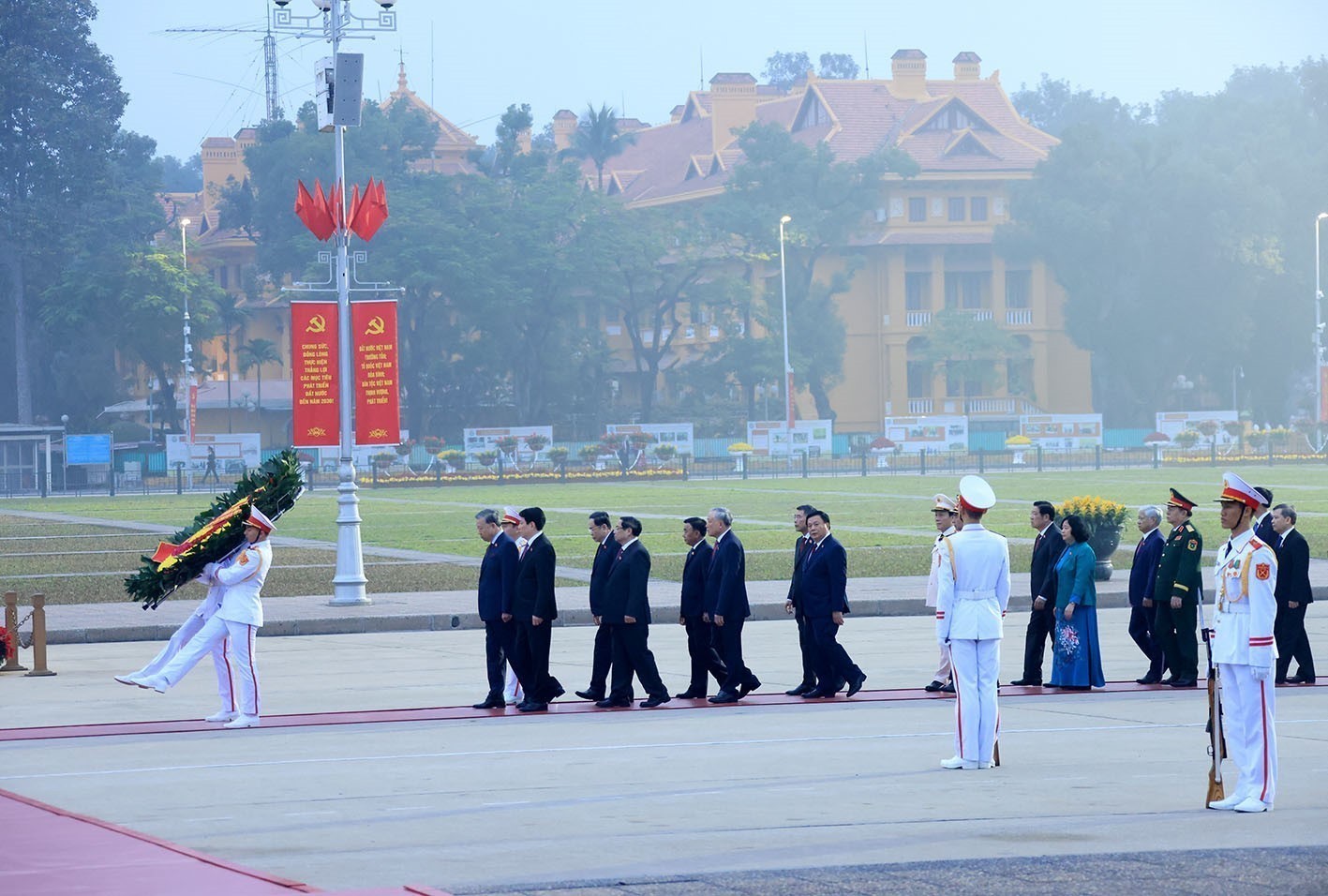 Các đồng chí lãnh đạo Đảng, Nhà nước và đại biểu dự Đại hội Đảng lần thứ XIV do Tổng Bí thư Tô Lâm dẫn đầu đặt vòng hoa, viếng Chủ tịch Hồ Chí Minh