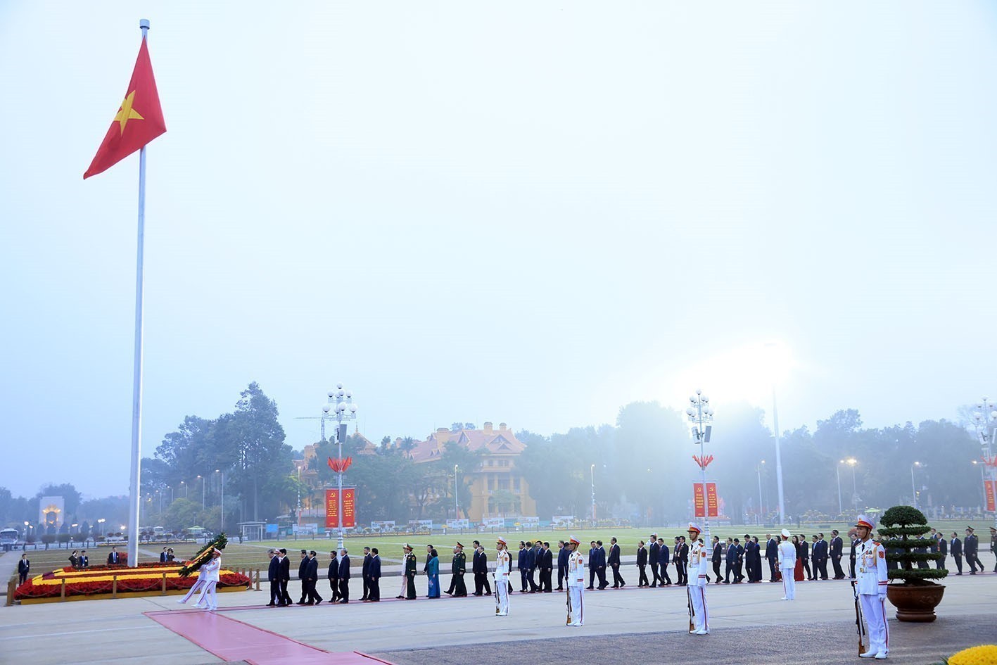 Đại biểu dự Đại hội vào Lăng viếng Chủ tịch Hồ Chí Minh