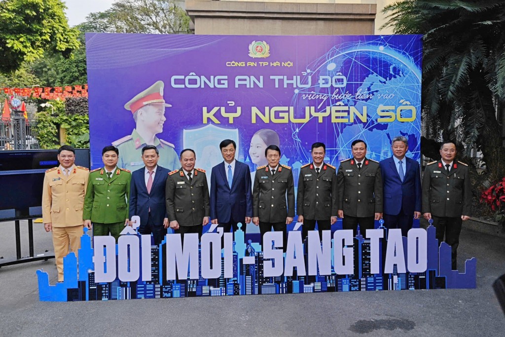 Bộ trưởng Bộ Công an, Đại tướng Lương Tam Quang, Bí thư Thành uỷ Hà Nội Nguyễn Duy Ngọc cùng các các đại biểu chụp ảnh lưu niệm