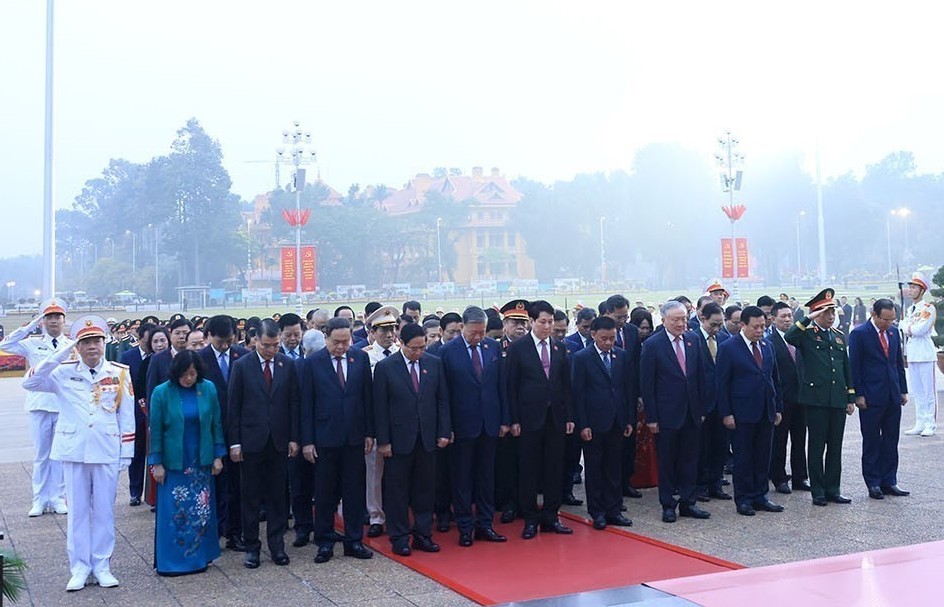 Đại biểu dự Đại hội XIV vào Lăng viếng Chủ tịch Hồ Chí Minh