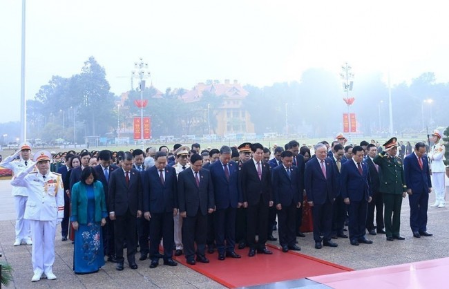 Đại biểu dự Đại hội XIV vào Lăng viếng Chủ tịch Hồ Chí Minh