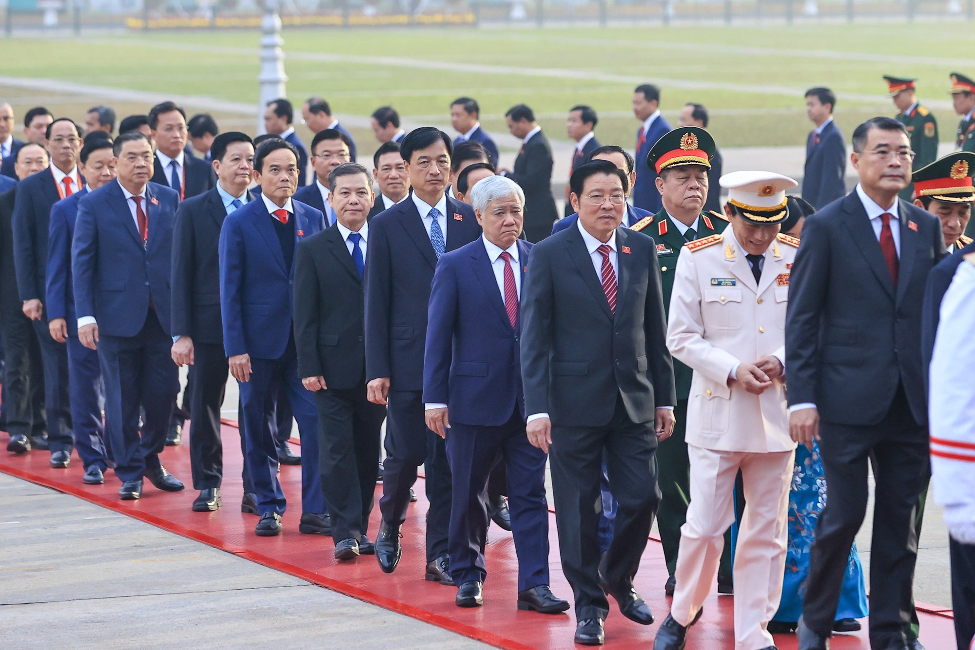 Đại biểu vào Lăng viếng Chủ tịch Hồ Chí Minh