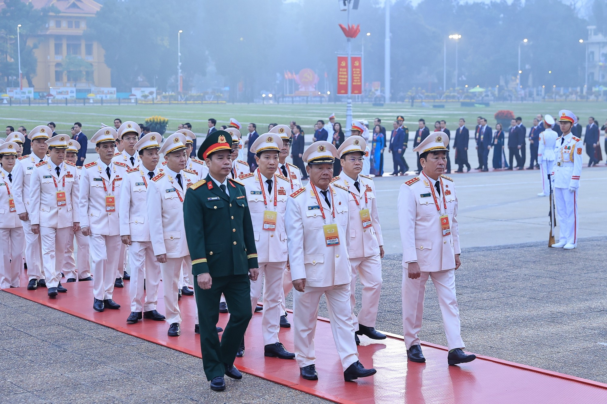 Các đại biểu vào Lăng viếng Chủ tịch Hồ Chí Minh