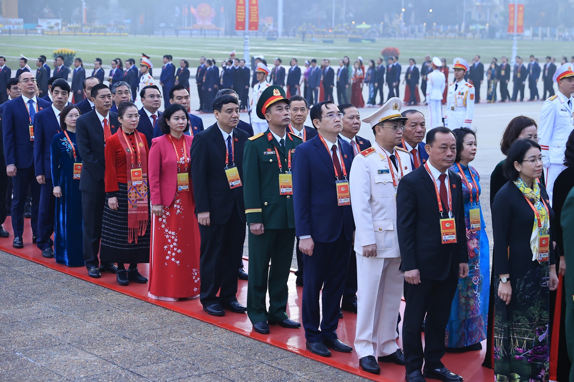 Các đại biểu vào Lăng viếng Chủ tịch Hồ Chí Minh