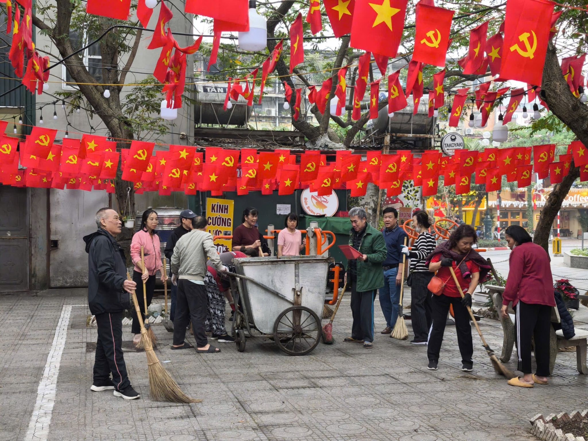 Phụ nữ phường Giảng Võ chào mừng Đại hội Đảng lần thứ XIV