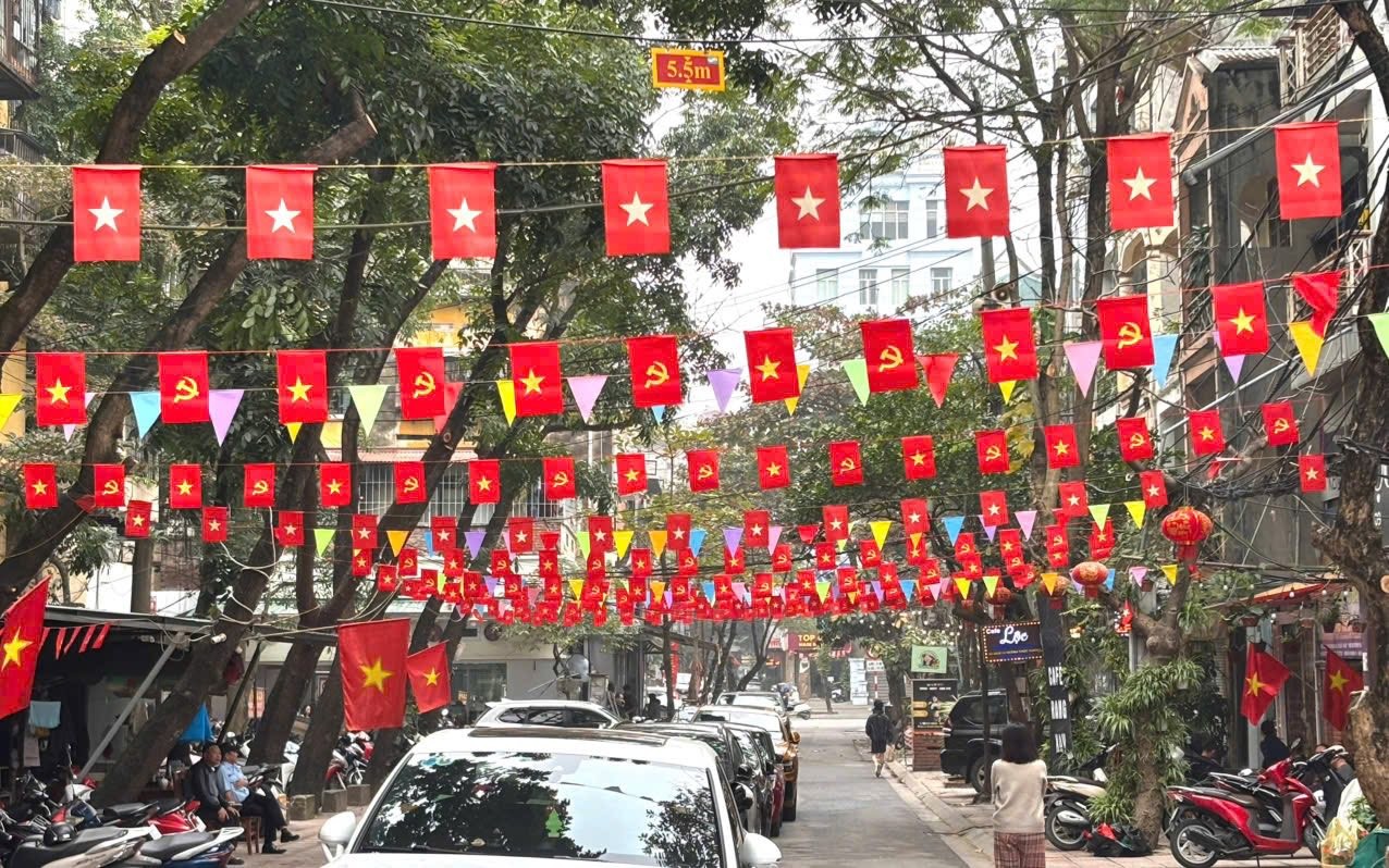 Phụ nữ phường Giảng Võ chào mừng Đại hội Đảng lần thứ XIV